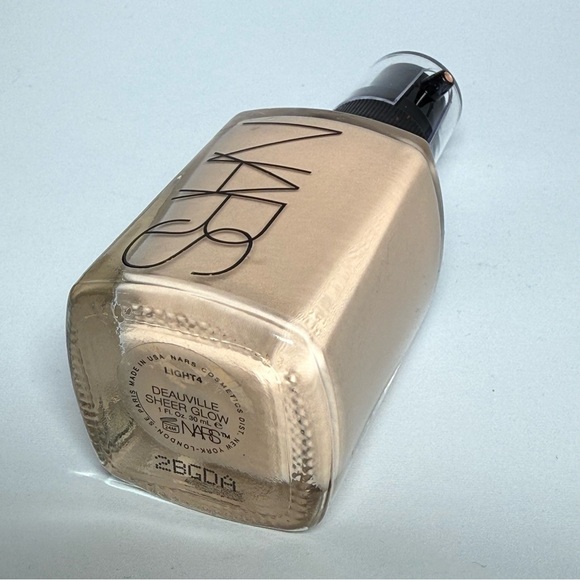 NARS Sheer Glow Foundation Shade: Deauville - Picture 2 of 3